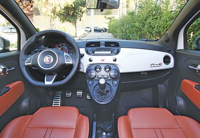 Η μόνη αλλαγή
του ευχάριστου
και γεροδεμένου
εσωτερικού έχει
να κάνει με την
παρουσία του
εύχρηστου επιλογέα στην κεντρική κονσόλα